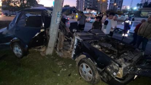 Aydınlatma direğine çarpan otomobil, ikiye bölündü: 1 yaralı