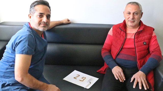 Hastanın böbreğinden çıkardığı taşlarla '29' yazarak, Cumhuriyet Bayramı'nı kutladı