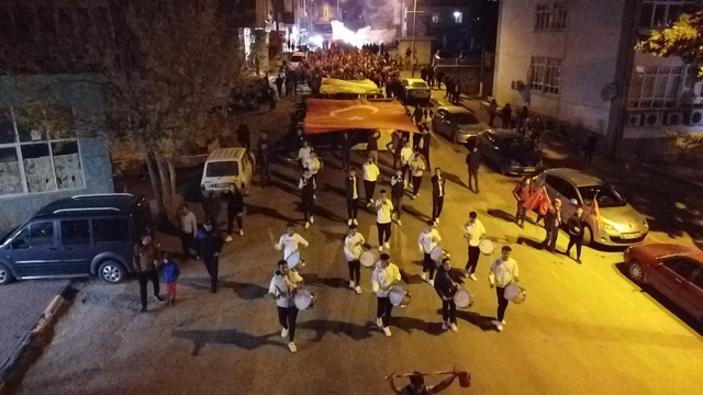 Mersin'de 29 Ekim Cumhuriyet Bayramı fener alayıyla kutlandı
