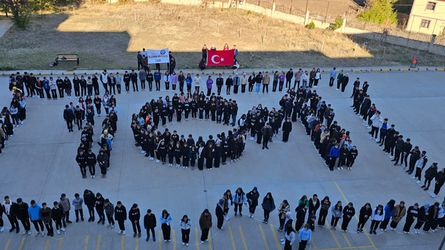 Bulanık'ta öğrenciler Cumhuriyet'in 101'inci yılına özel koreografi hazırladı