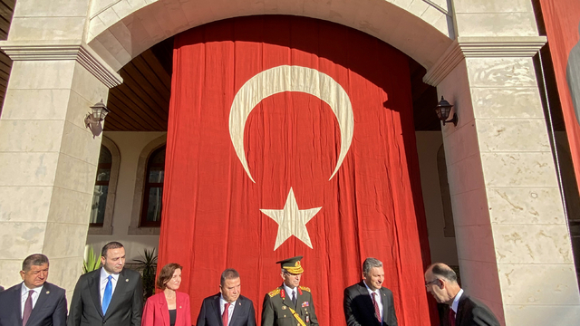 Antalya'da Cumhuriyet Bayramı kutlamaları, tarihi bayrağın önünde başladı