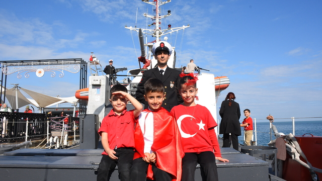 Samsun'da TCSG-87 gemisi ziyarete açıldı