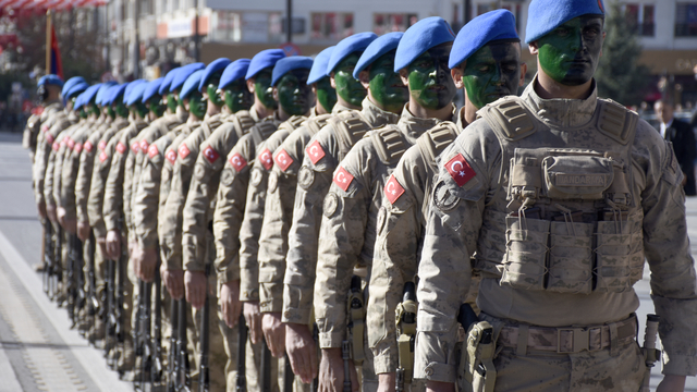 Sivas'ta Cumhuriyet Bayramı kutlamalarında komando gösterisi ilgi gördü