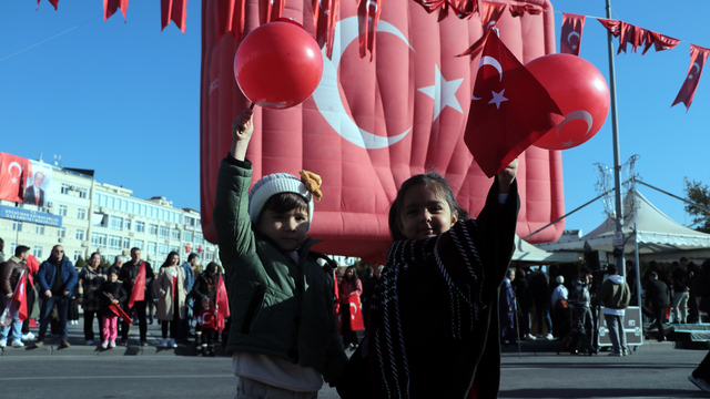Kayseri'de 29 Ekim kutlamalarında Türk bayraklı sıcak hava balonu
