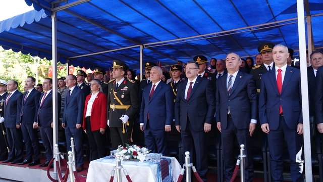 Trabzon'da 29 Ekim coşkusu; 'Bayrak dede', Türk bayrağını elinden hiç bırakmadı