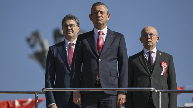 CHP Genel Başkanı Özel, partililerle Anıtkabir'i ziyaret etti