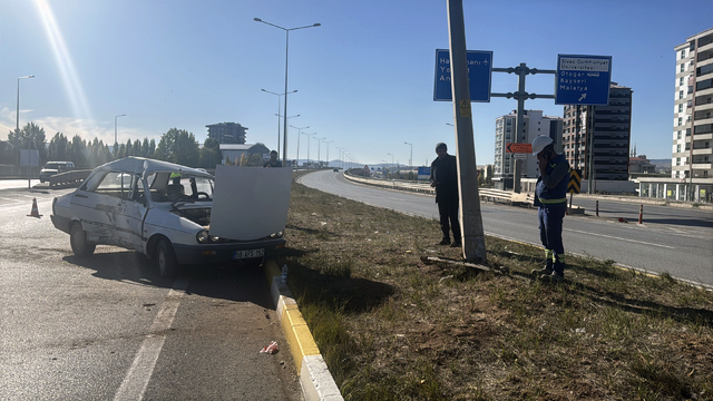 Sivas'ta aydınlatma direğine çarpan otomobildeki 2 kişi yaralandı