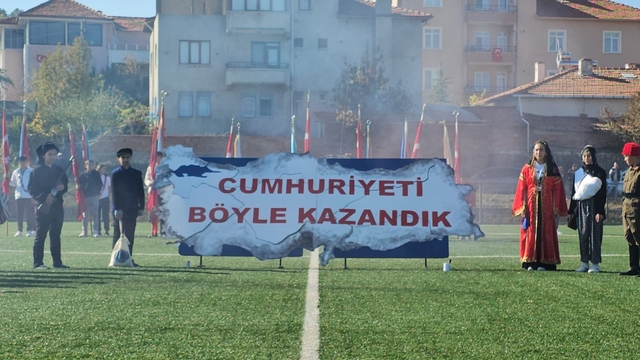 Çorum'da Cumhuriyet Bayramı'nda öğrenciler "Ay-yıldız koreografisi" yaptı