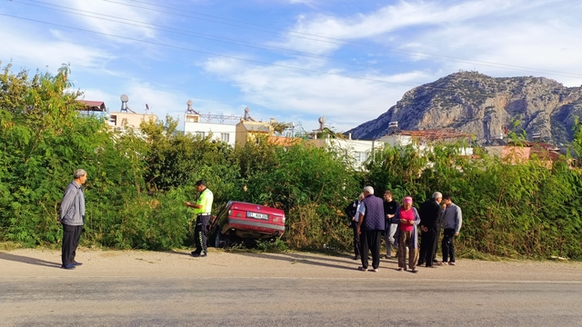 Adana'da şarampole devrilen otomobildeki 2 kişi yaralandı