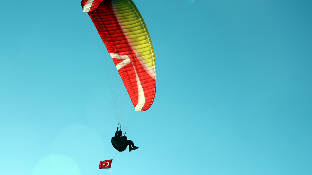 Yamaç paraşütçüleri, Abant semalarında süzülerek Cumhuriyet Bayramı'nı kutladı