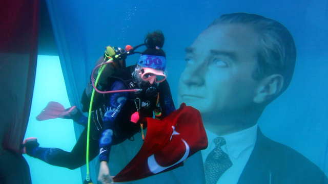Bodrum'da dalgıçlar su yüzeyinde ve su altında Cumhuriyet'in 101. yıl dönümünü kutladı