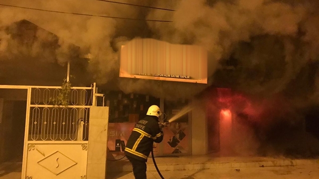 Butiği benzin döküp kundaklandığı anlar kamerada