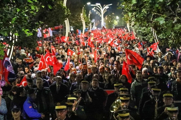 Binlerce kişi fener alayında Türk bayraklarıyla yürüdü