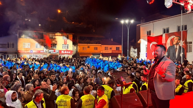 Şarkıcı Hüseyin Kağıt, Adana'da Cumhuriyet Bayramı dolayısıyla konser verdi