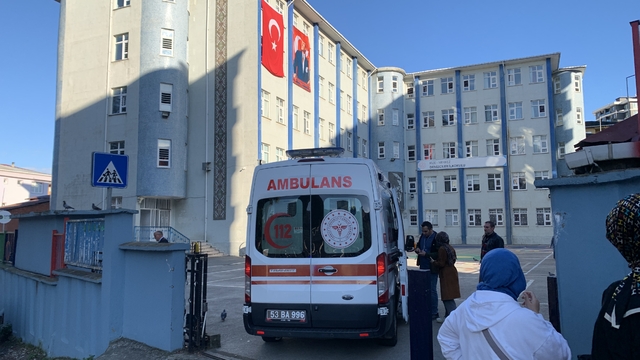 Yaya geçidinde hafif ticari aracın çarptığı öğrenci yaralandı