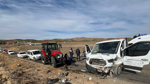 Gaziantep'te traktörle kamyonetin çarpıştığı kazada 3 kişi yaralandı