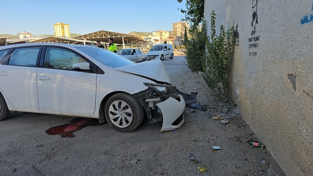 Adana'da duvara çarpan otomobilin sürücüsü yaralandı