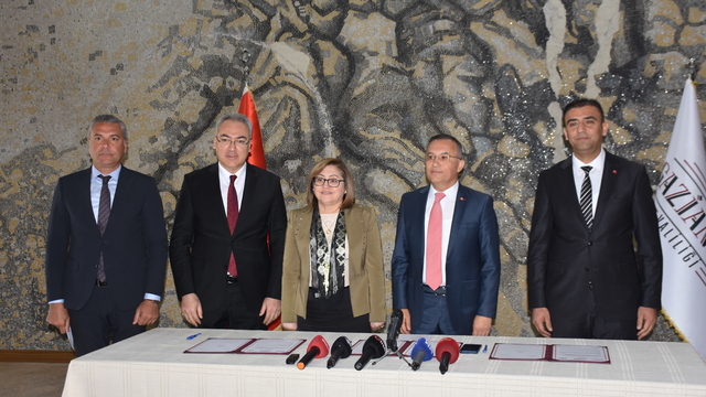 Gaziantep'te öğrencilere değerlendirme sınavı ve yardımcı kaynak kitap desteği
