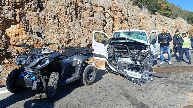 Hafif ticari araç ile ATV çarpıştı; sürücü öldü, eşi yaralı