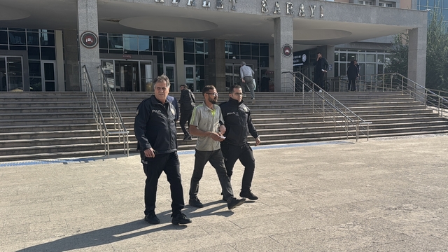 Edirne'de demir yoluna araç bırakarak yolcu treninin kaza yapmasına neden olan sürücü tutuklandı