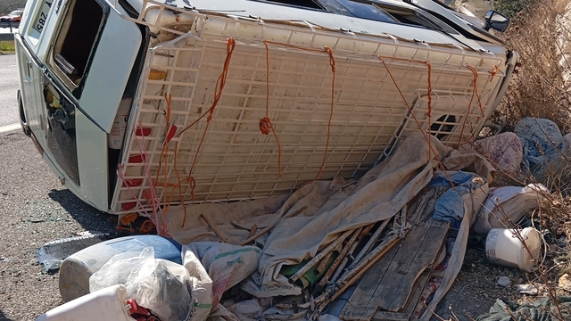 Mersin'de devrilen minibüsteki 1 kişi yaralandı