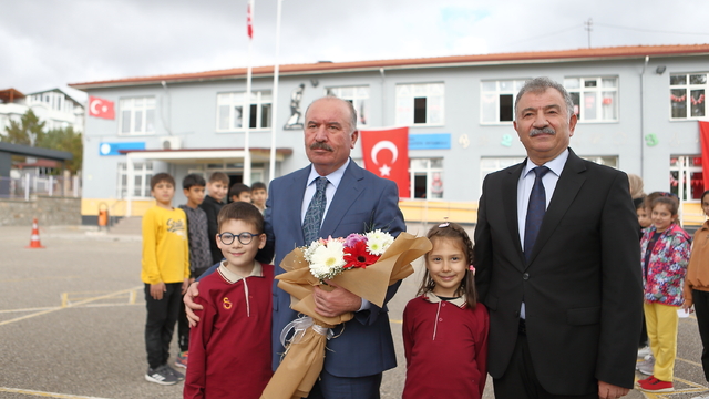 Çorum'da "Şehidimizden Kardeşine Hediye Var Projesi" kapsamında eğitim seti dağıtıldı