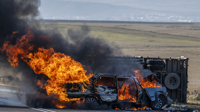 Kars'ta kamyonetle çarpışıp alev alan otomobilin sürücüsünü vatandaşlar kurtardı