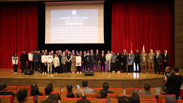 Erzincan'da Valilik girişimiyle 1500 üniversite ve lise öğrencisine burs verildi