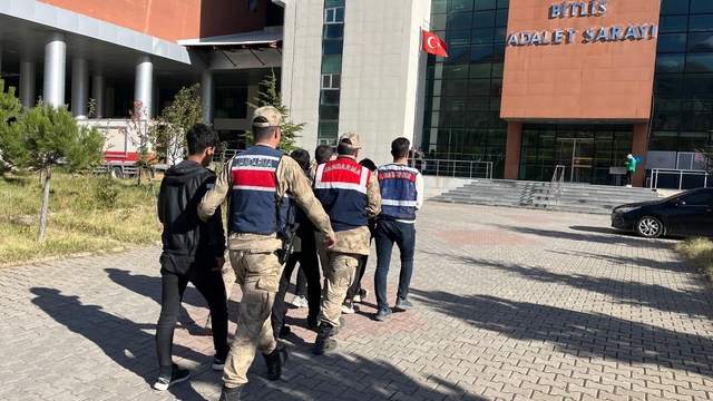 Bitlis'te terör örgütüne yönelik operasyonda yakalanan 9 şüpheliden 2'si tutuklandı