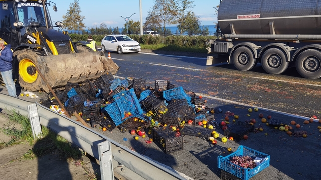 Otomobil kamyonete çarptı; meyveler yola saçıldı