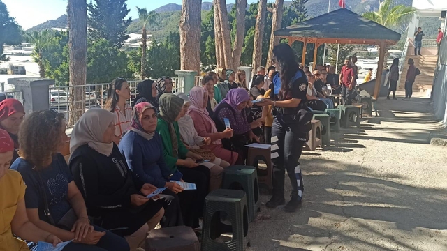 Bozyazı'da polis dolandırıcılık olaylarına karşı bilgilendirme yaptı