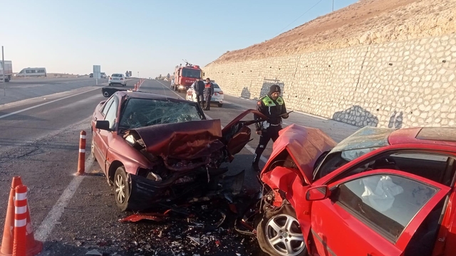 Afyonkarahisar'da iki otomobilin çarpıştığı kazada 3 kişi yaralandı