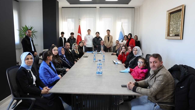 Hacılar Belediye Başkanı Özdoğan, YKS'de başarılı olan 33 öğrenciyi ödüllendirdi