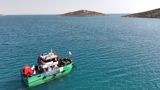 Mersin Körfezi'nde deniz yüzeyinde biriken atıklar toplandı
