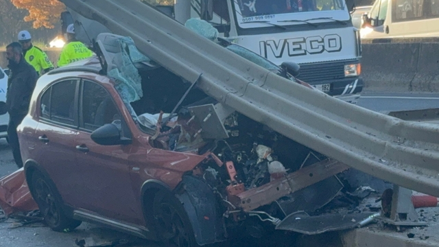 Tekirdağ'da otomobilin bariyere çarpma anı güvenlik kamerasında