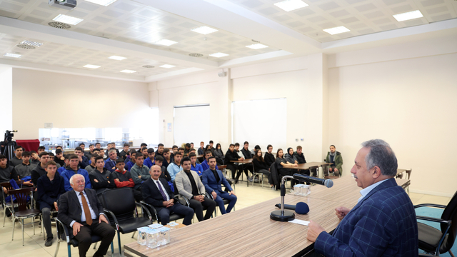 Talas Belediye Başkanı Yalçın, öğrencilerle buluştu