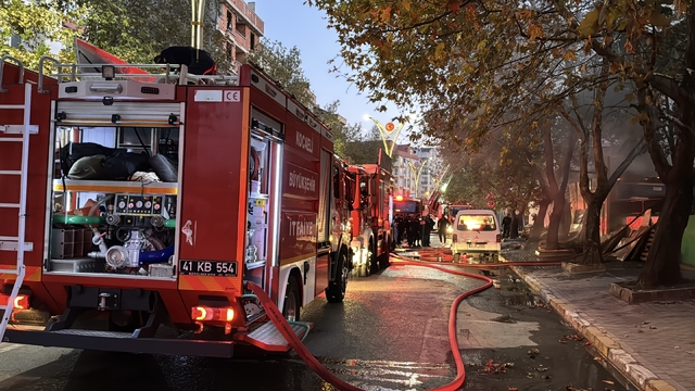Kocaeli'de palet deposunda çıkan yangına müdahale ediliyor