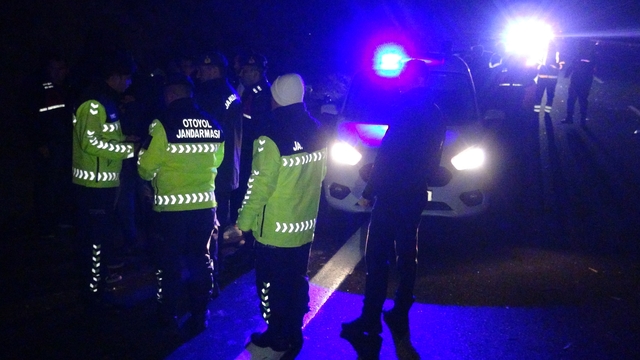 TIR'dan devrilen tomruklar zincirleme kazaya neden oldu: 1 ölü, 9 yaralı