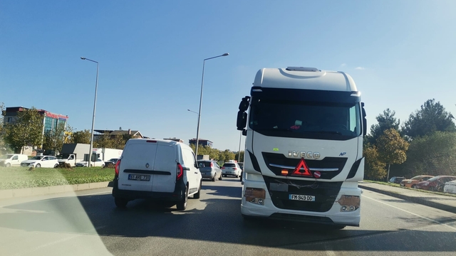 TIR'ların ters yönde gittiğini sanan sürücüler tedirginlik yaşadı