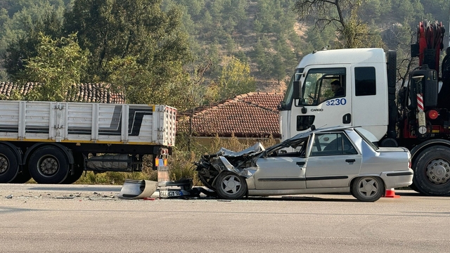 Otomobil, TIR'a arkadan çarptı; sürücü ile eşi yaralandı
