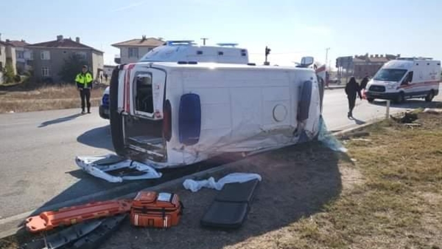 Hasta taşıyan ambulansla otomobil çarpıştı: 3'ü sağlık çalışanı, 7 yaralı