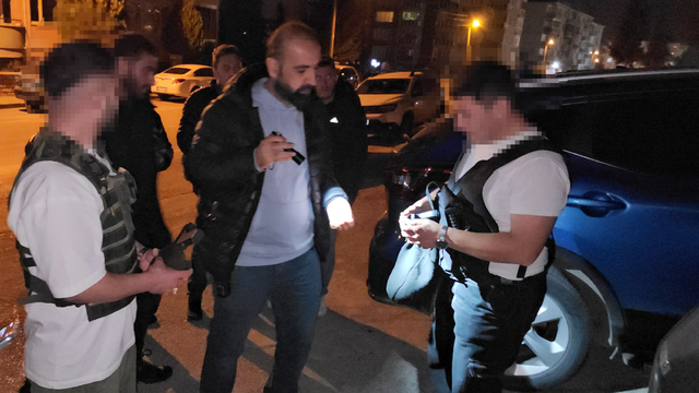 Çelik yelek giyerek, oyuncak tabanca ile vatandaşı korkutan 2 kişiye gözaltı