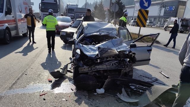 Amasya'da 2 kişinin yaralandığı trafik kazası güvenlik kamerasına yansıdı