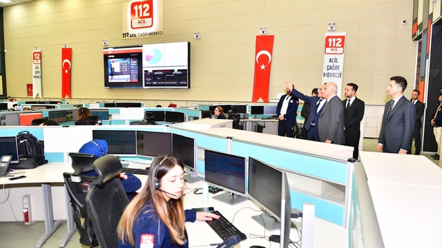 Diyarbakır Valisi Zorluoğlu 112 Acil Çağrı Merkezi'ni ziyaret etti