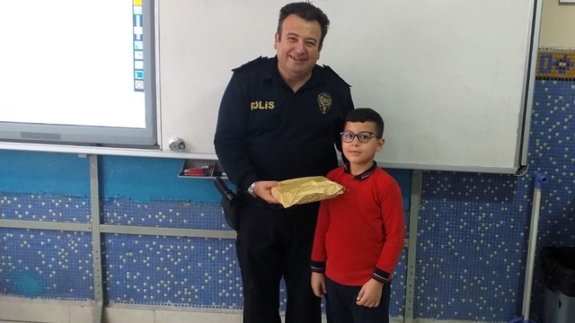 Bafra Emniyet Müdürü Öner'den kendisine tebrik kartı gönderen öğrenciye ziyaret