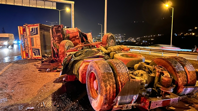 Hatay'da otomobil taşıyan tırın devrilmesi sonucu sürücü yaralandı