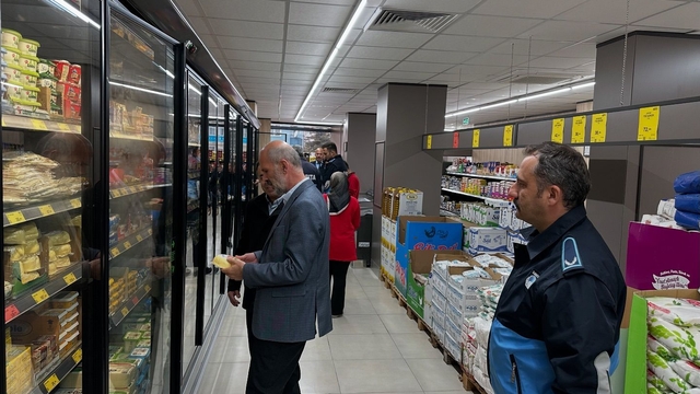 Ladik'te zabıta ekiplerinden market denetimi