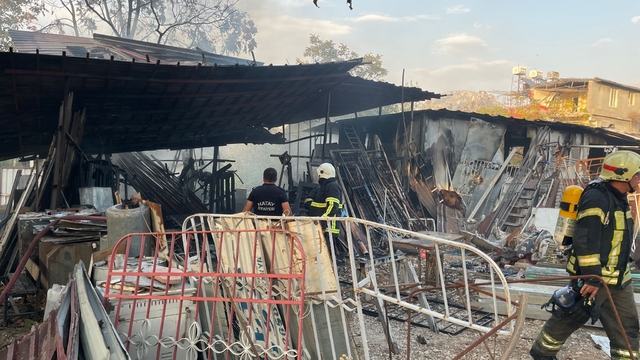 Hatay'da hurdacı dükkanında çıkan yangın söndürüldü