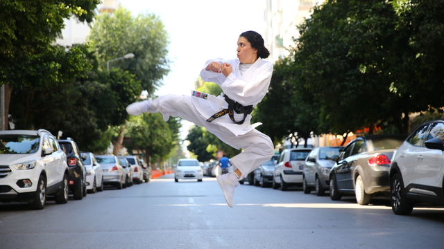 Kadına yönelik şiddete karşı farkındalık için karateyi sokaklara taşıyor