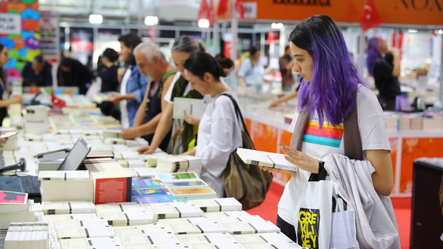 14. Antalya Kitap Fuarı ziyaretçilerini ağırlamaya devam ediyor